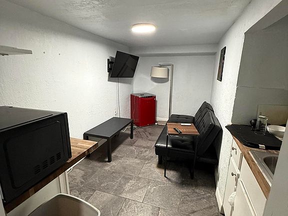 4th image of 2415 Montana Ave #Basement