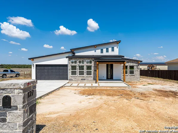 127 LAS PALOMAS DR, La Vernia, TX 78121