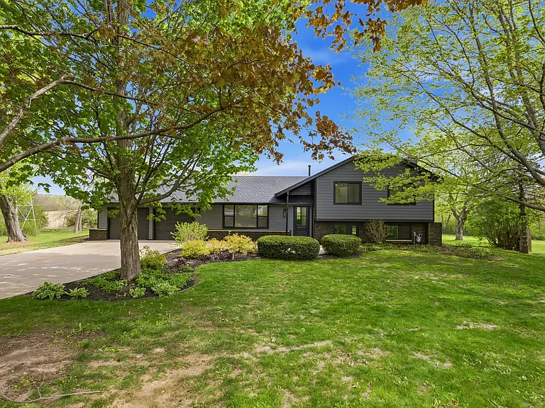 W309S10340 Knoll Ct — Photo 2