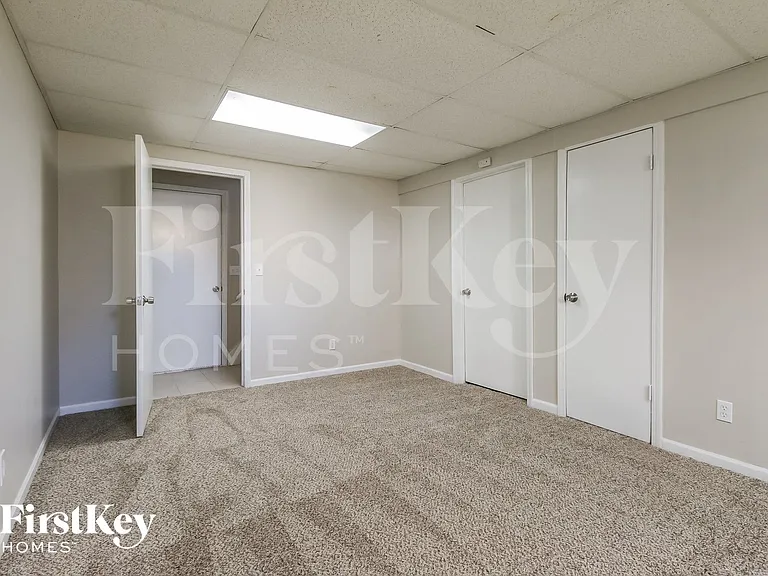 1601 NE Auburn Dr — Photo 13