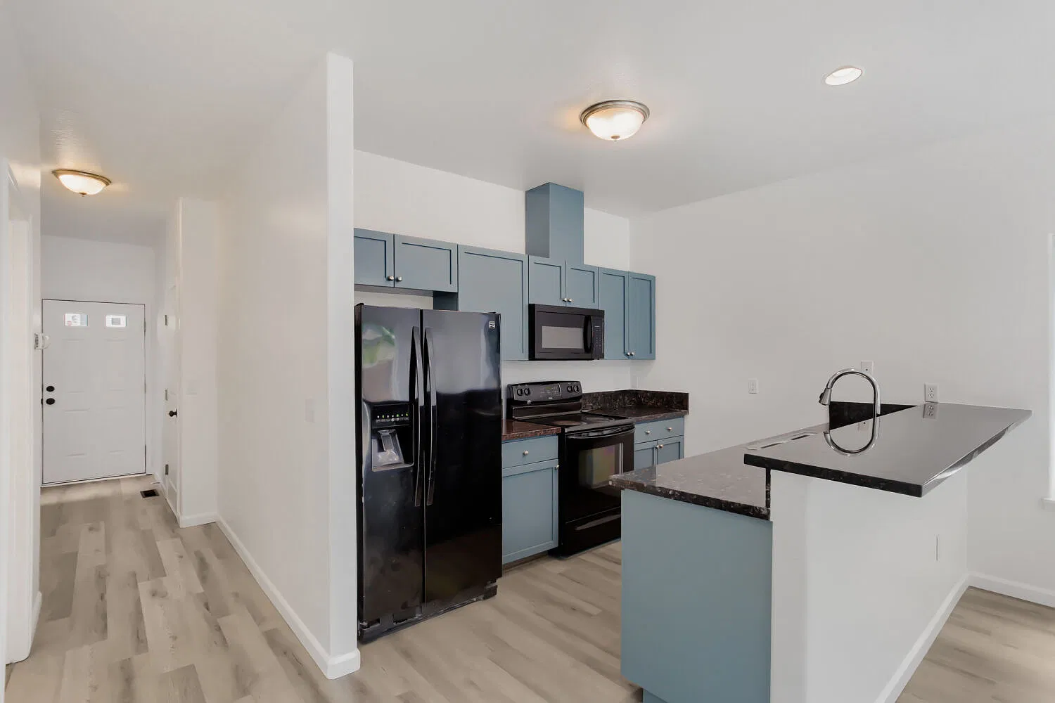 3 bed, 2.5 bath, 1400 sqft, $2,300 — Photo 3