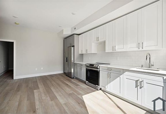 5th image of 2105 Germantown Ave #11