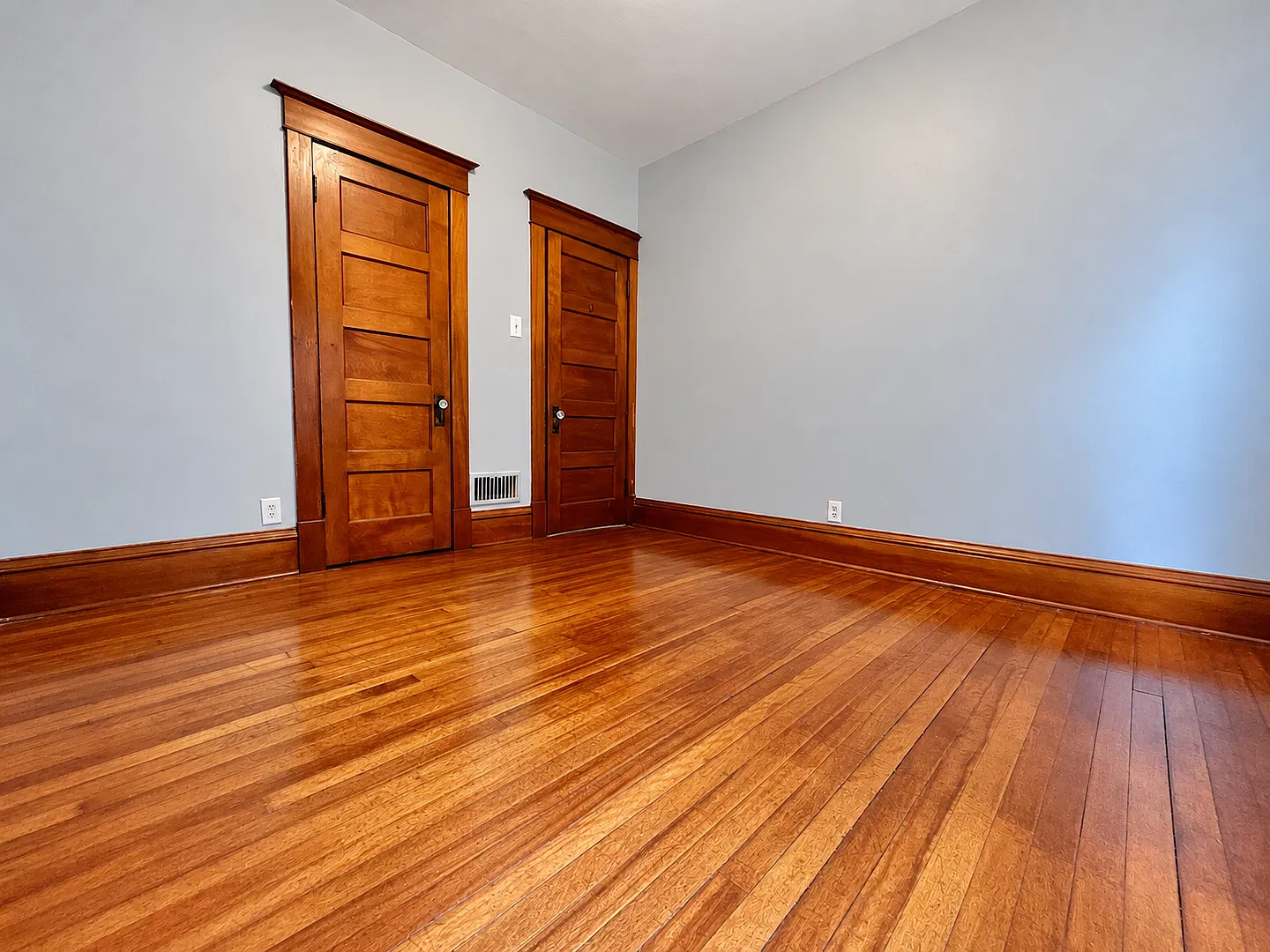 884 Margaret St E — Photo 3