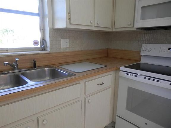 4th image of 2790 Ashley Dr E APT B