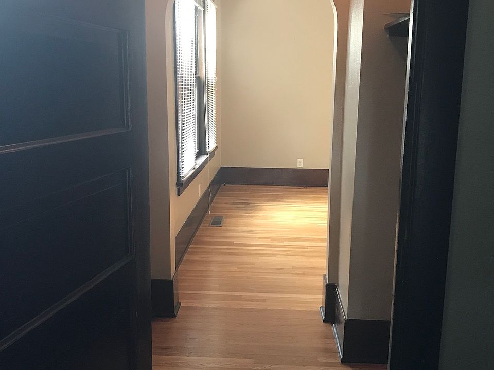 Entryway. (Photo is of a mirror-image apartment.)