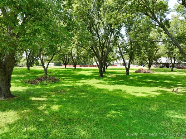 9 N East St, Eufaula, OK 74432