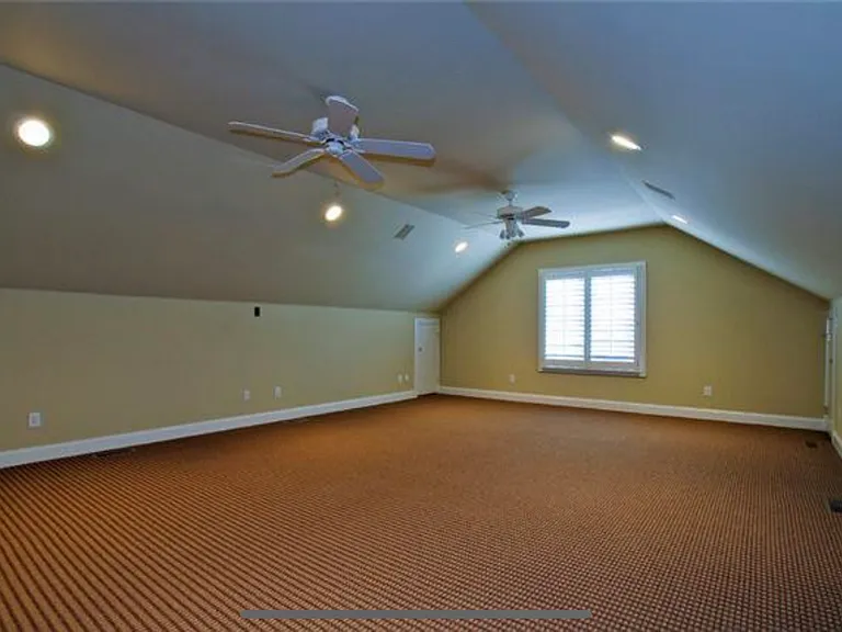 552 Close Ln — Photo 12
