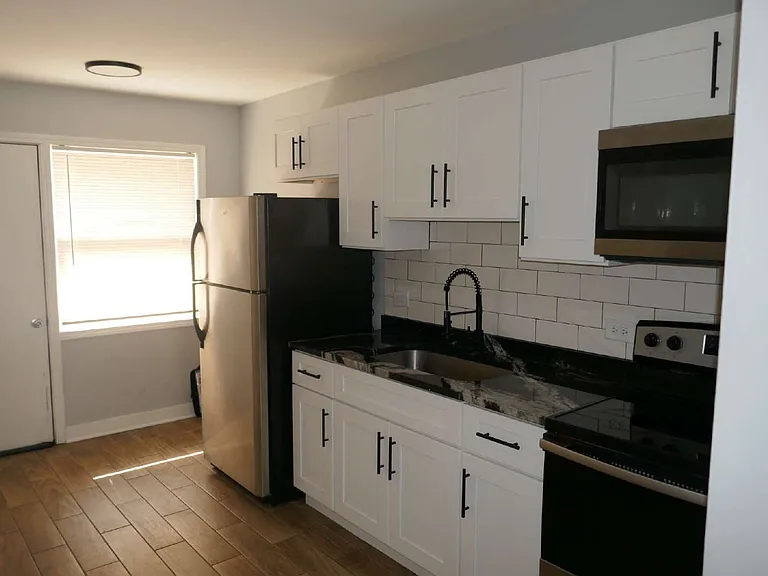 748 E 5th Ct — Photo 5