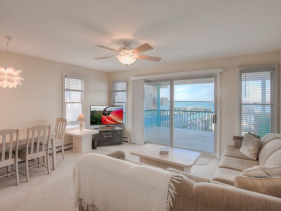 3rd image of 320 Bay Ave
