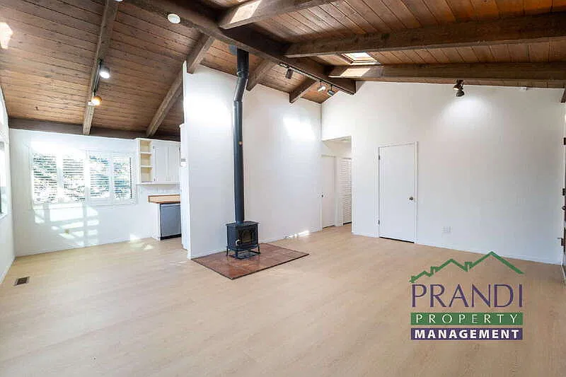3 bed, 2.0 bath, 1152 sqft, $5,750 — Photo 4