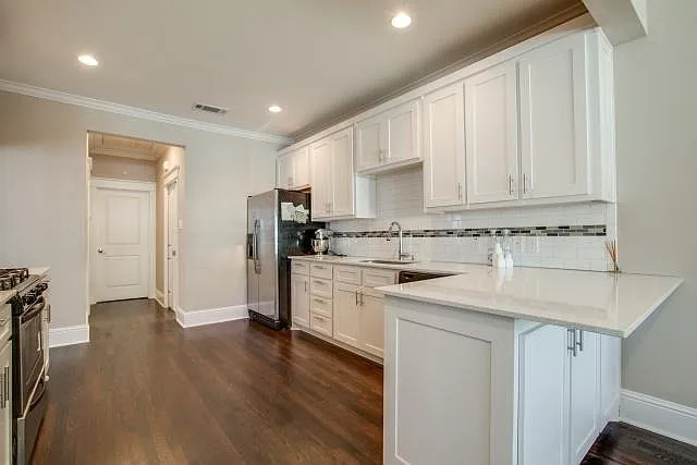 839 Woodlawn Ave — Photo 11