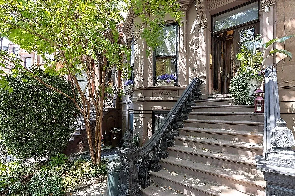 881 Union Street — Photo 1