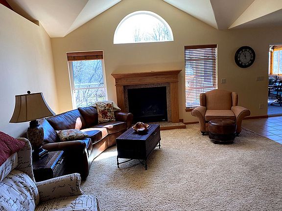 Great room w/gas fireplace 
