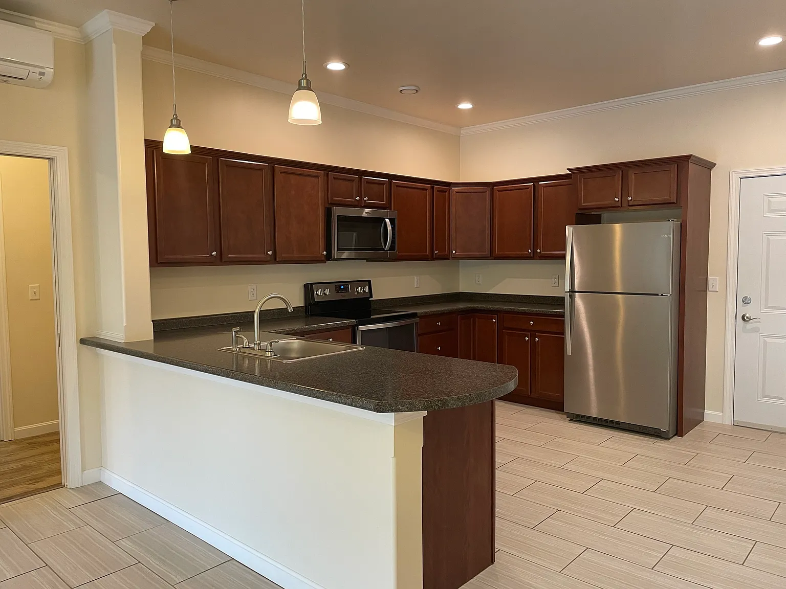 2 bed, 1100 sqft, $1,700 — Photo 4