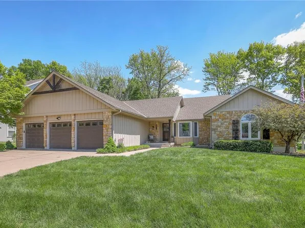 201 Arrowhead Dr, Lake Winnebago, MO 64034