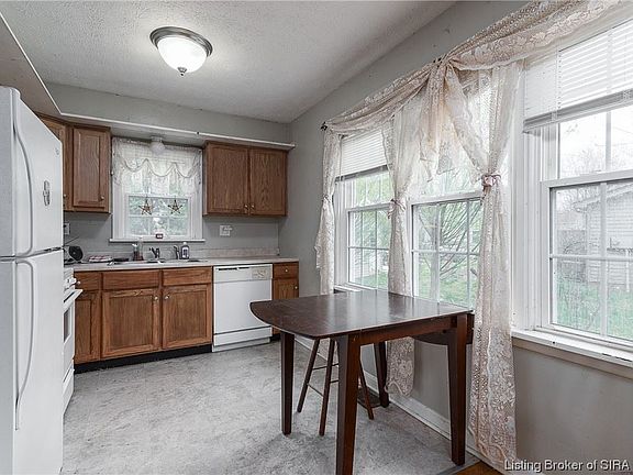 3rd image of 8 Roselawn Ct