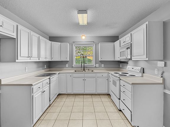 4th image of 4035 Lenora Dr