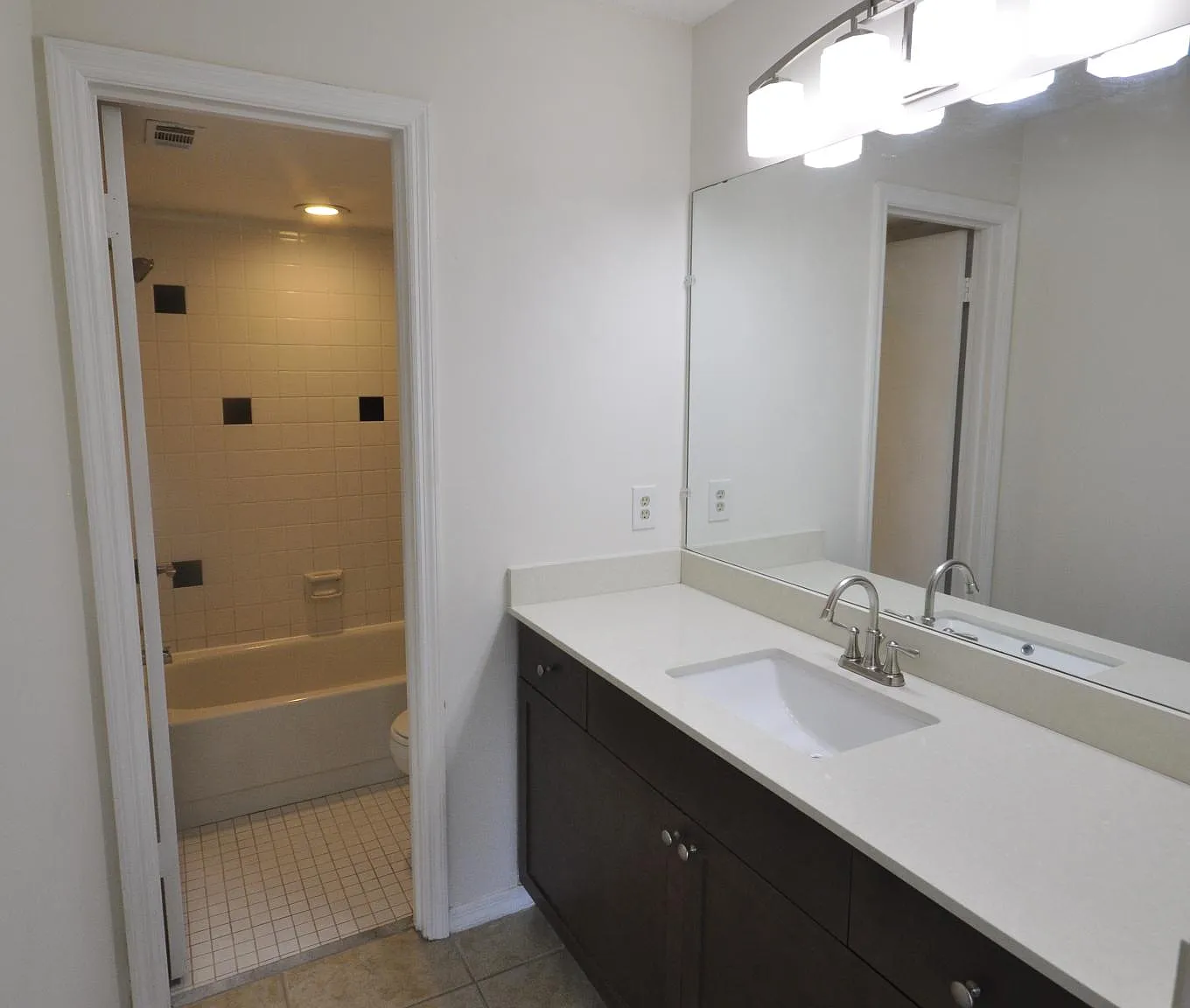 939 Robinhood Ct — Photo 2