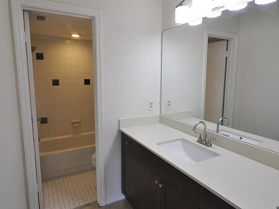 2nd image of 939 Robinhood Ct