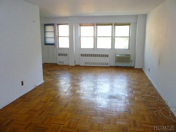 2nd image of 385 McLean Ave APT 4e