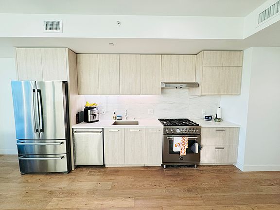 2nd image of 188 W Saint James St #10610