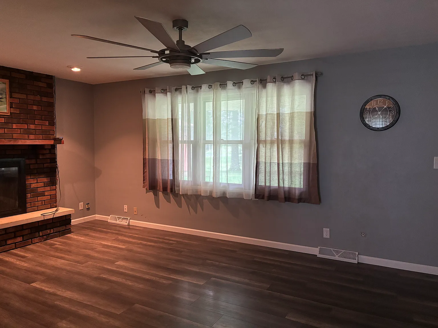 2 bed, 1977 sqft, $2,050 — Photo 2