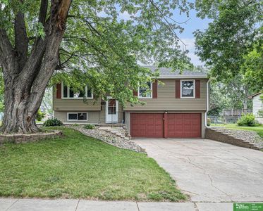 7119 Pine Dr, La Vista, NE, 68128