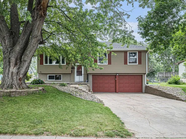 7119 Pine Dr, La Vista, NE 68128