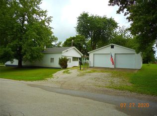 704 Young St, Nokomis, IL 62075