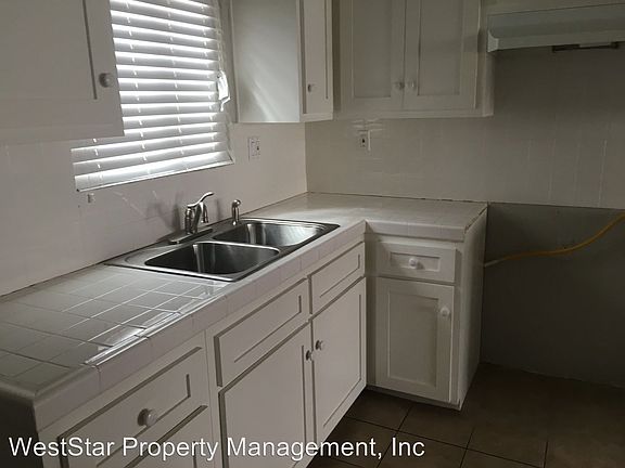4th image of 112 E Buckthorn St APT 9