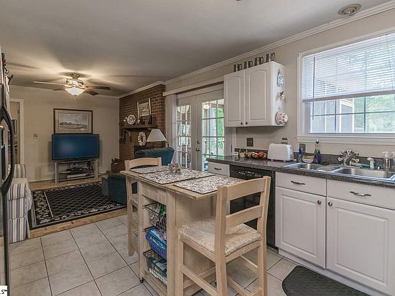 5th image of 104 Oakwood Ave