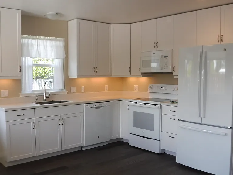1609 NE 8th St #2 — Photo 3