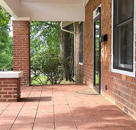 Nice sitting front porch