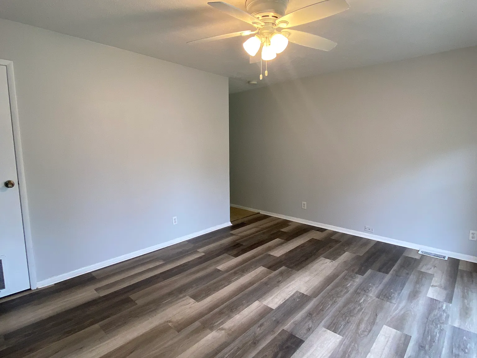 3 bed, 1000 sqft, $1,100 — Photo 2