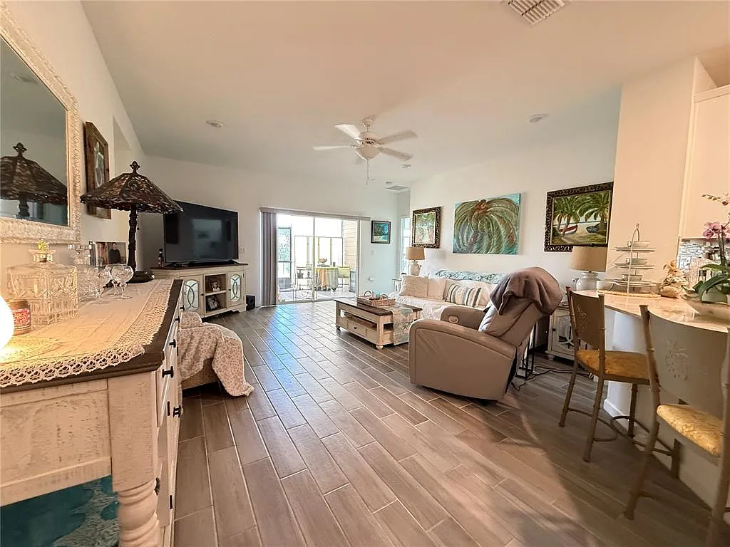 4 bed, 3.0 bath, 2292 sqft, $2,400 — Photo 4