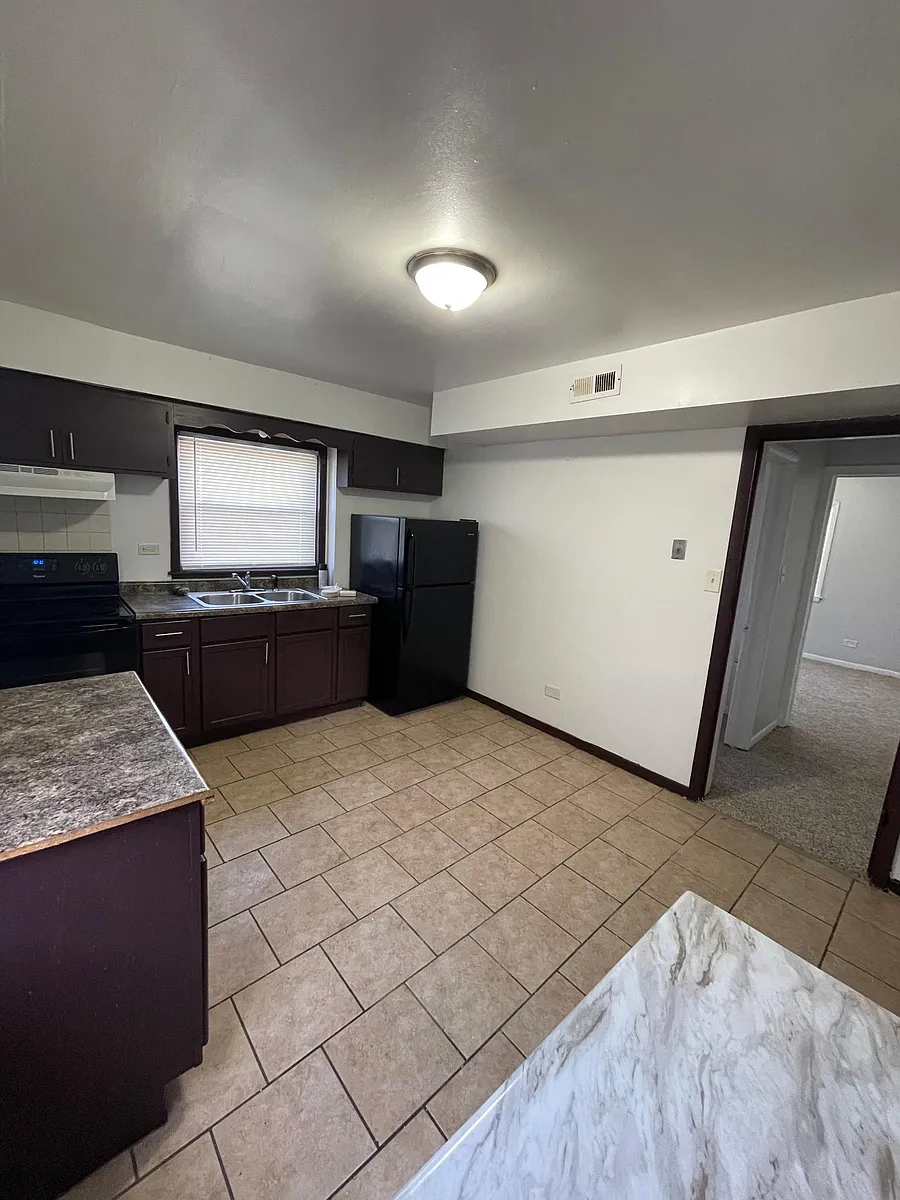 Building Photo - 15032 Dorchester Ave #1W