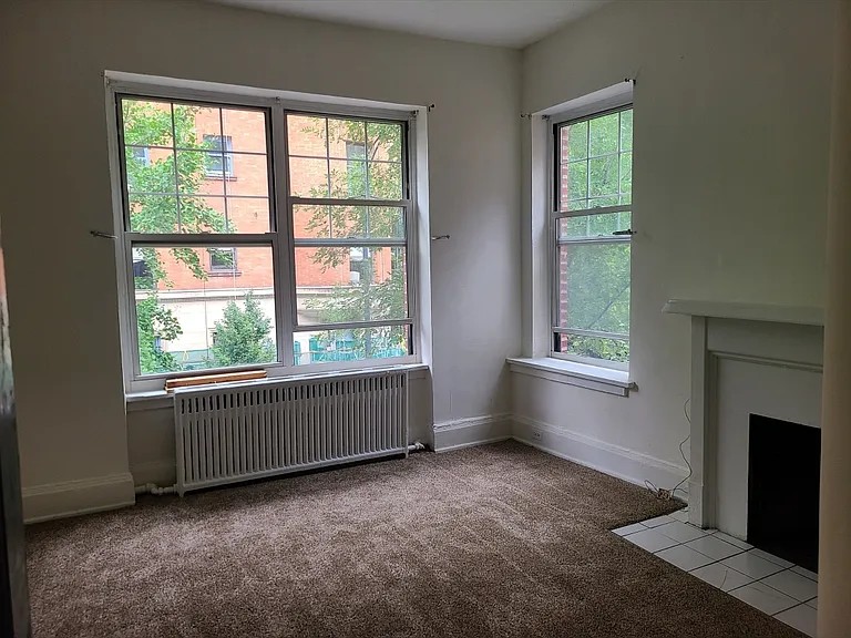 39 E Division St #4A — Photo 2