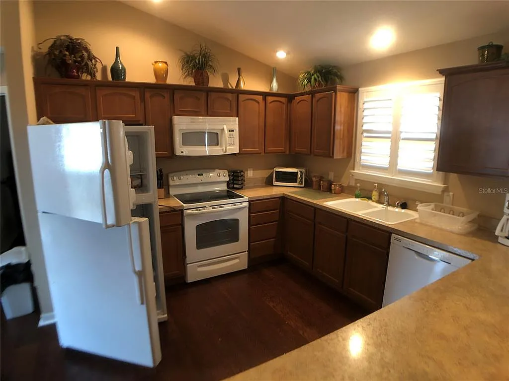 3 bed, 2.0 bath, 1397 sqft, $2,300 — Photo 4