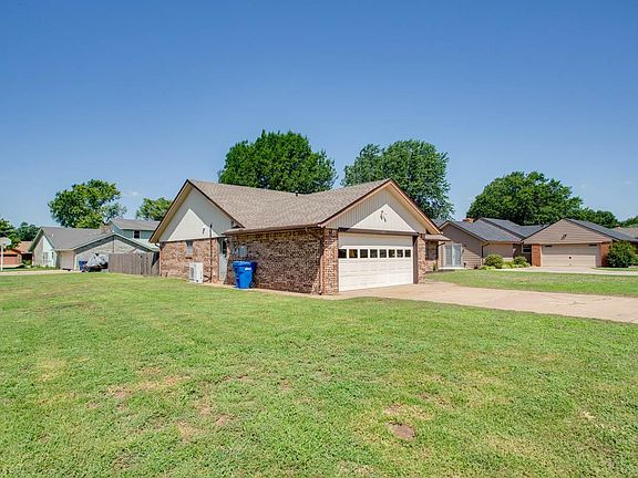 2nd image of 402 Lilac Pl