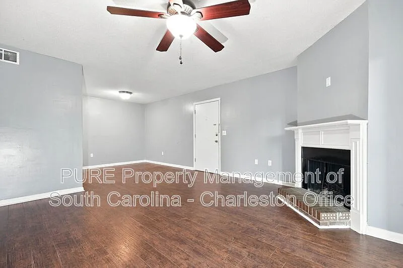 3 bed, 2.0 bath, 1075 sqft, $2,049 — Photo 2