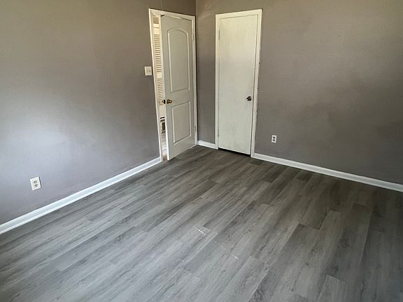 5th image of 1009 Darlene Ln
