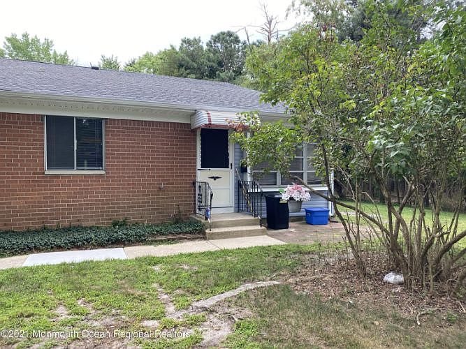 1st image of 10 Hamilton Ln