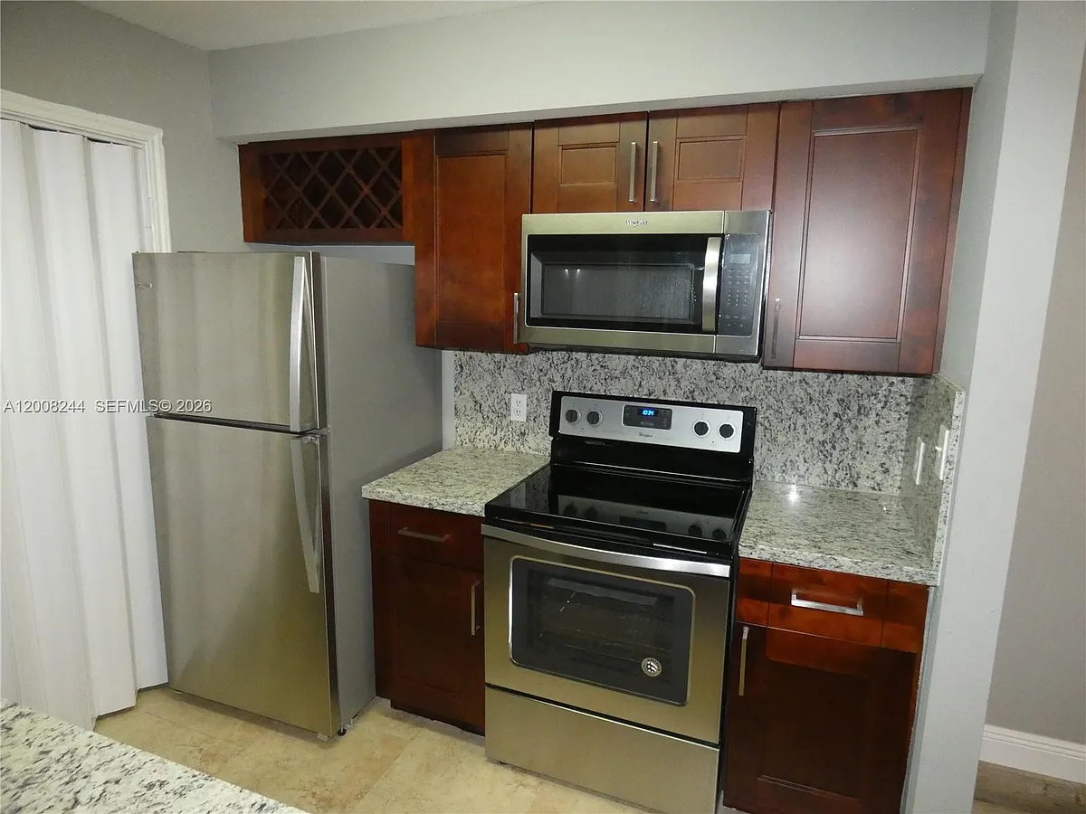 Building Photo - 2420 NW 33rd St #1004