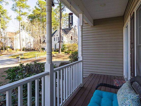 5th image of 221 Wild Holly Ln