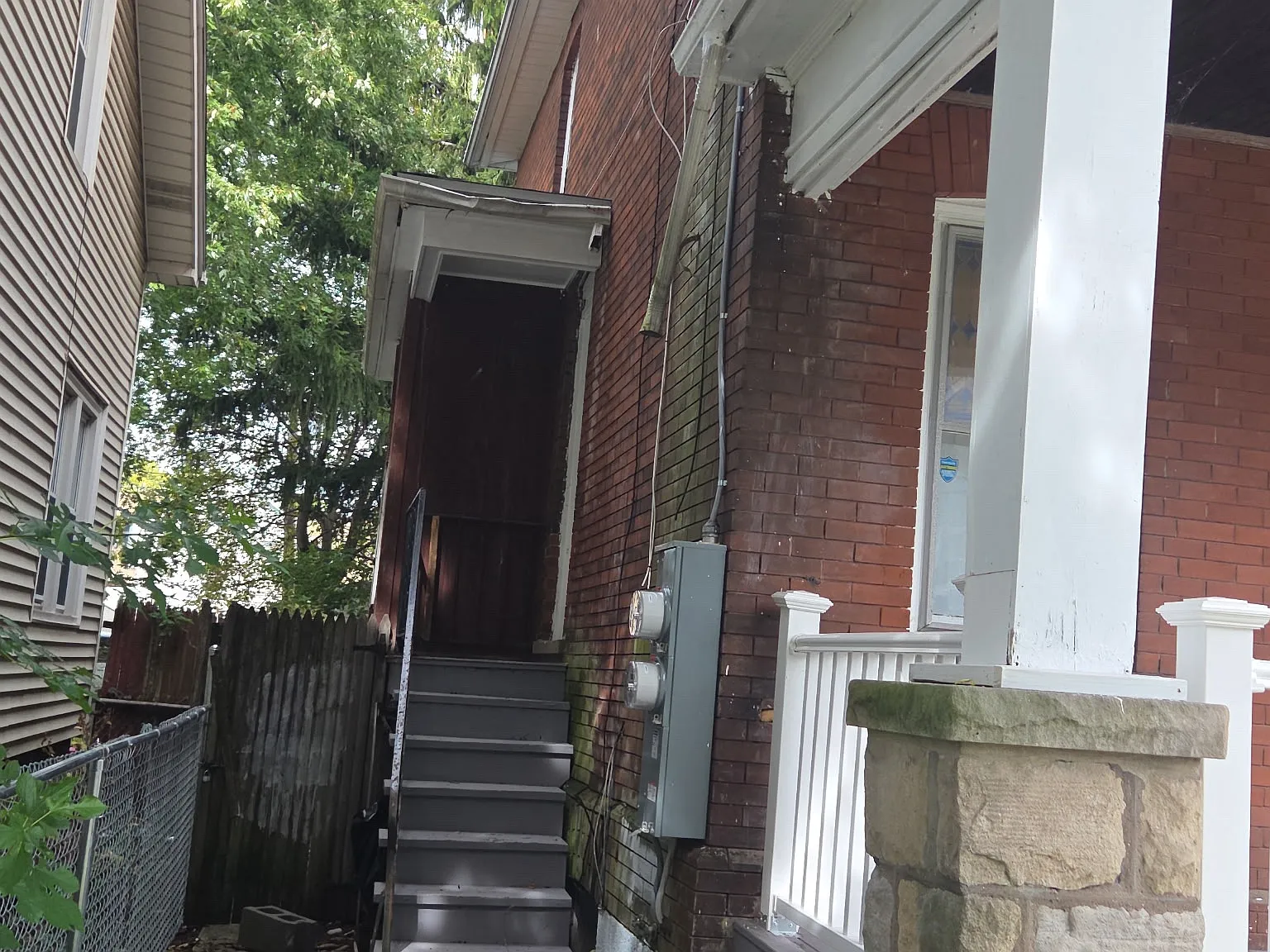 1514 Whitney Ave — Photo 2