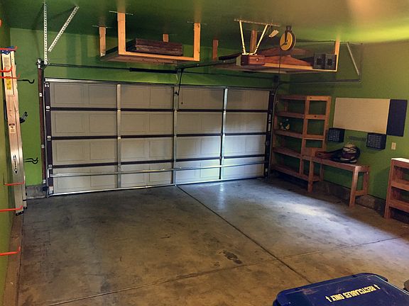 Garage w/built-in shelves