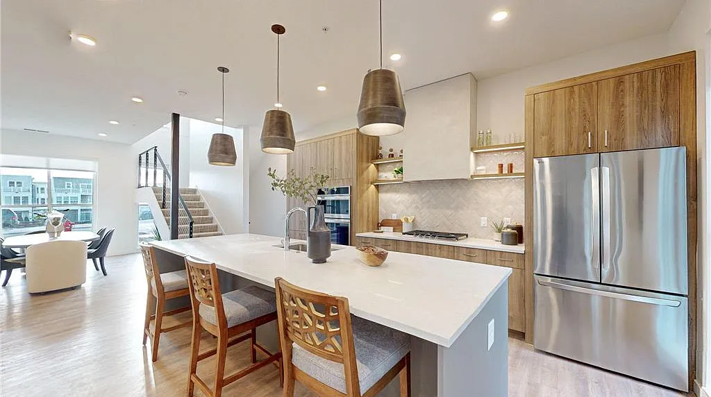 2 bed, 1928 sqft, $7,550 — Photo 3