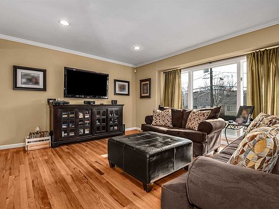3rd image of 5 Pickwick Hill Dr