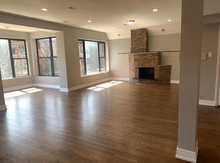 910 W Gordon Ter, Chicago, IL 60613