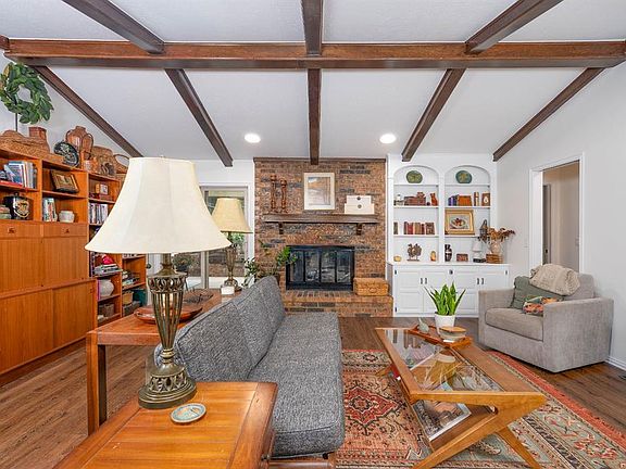 5th image of 809 Sandhurst Dr